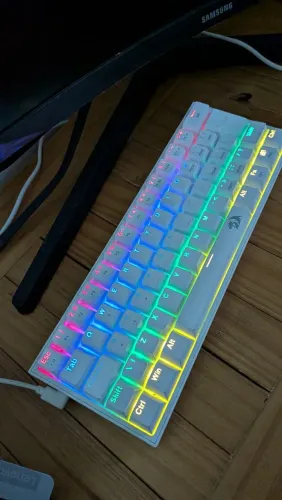 Teclado gamer mecânico Redragon com fio