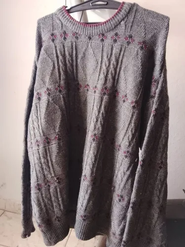 Blusa de frio gola redonda estampada cinza