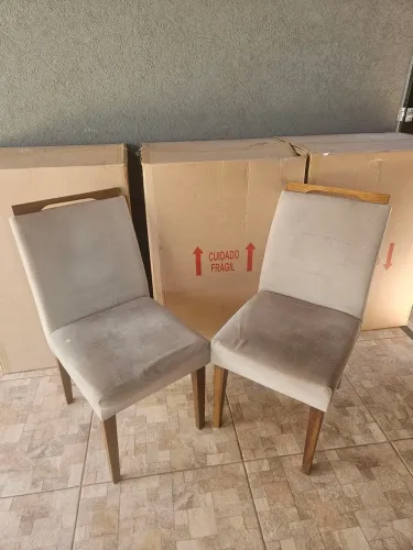 Cadeiras de Jantar com defeito no encosto.