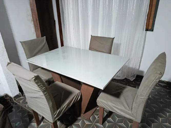 Vendo mesa de vidro 4 cadeira