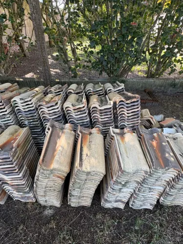 Telhas cerâmicas de barro branco