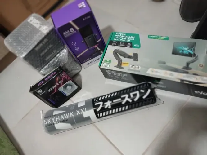 Kit completo NOVO - nunca usado, tudo na caixa: 10 fans rgb + Microfone fifine + Braço art