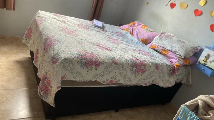 Cama de casal com colchão ortopédico
