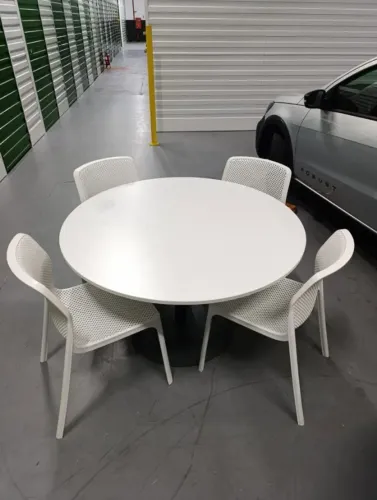 MESA COM 4 CADEIRAS EM POLIPROPILENO