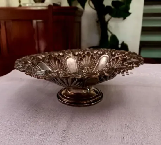 Fruteira pequena de mesa espessurada a prata maravilhosa e muito antiga