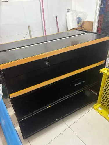 Gôndola de Centro Dupla Face Preta com Detalhes Amarelos
