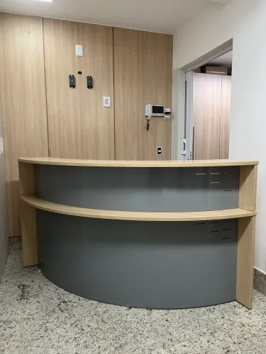 Balcão de recepção moderno e elegante, ideal para clínicas, consultórios, escritórios.