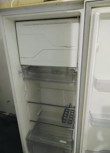 Geladeira branca Electrolux