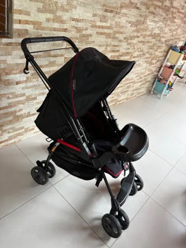 Vendo carrinho de bebê marca galzerano semi novo nunca usado na rua.