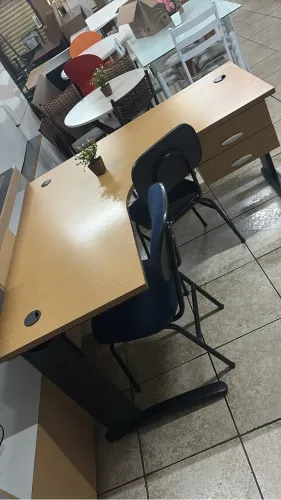 Mesa em L com duas gavetas 