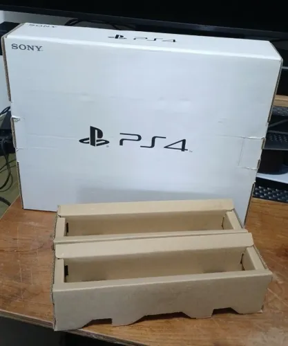 Caixa PS4 Slim com berço
