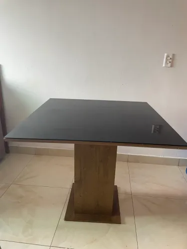 Mesa de quatro lugares de tampo de vidro