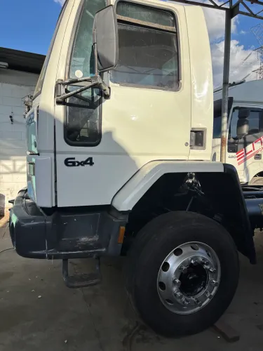 Ford Cargo 2422 - 6x4 - 2002 Traçado 