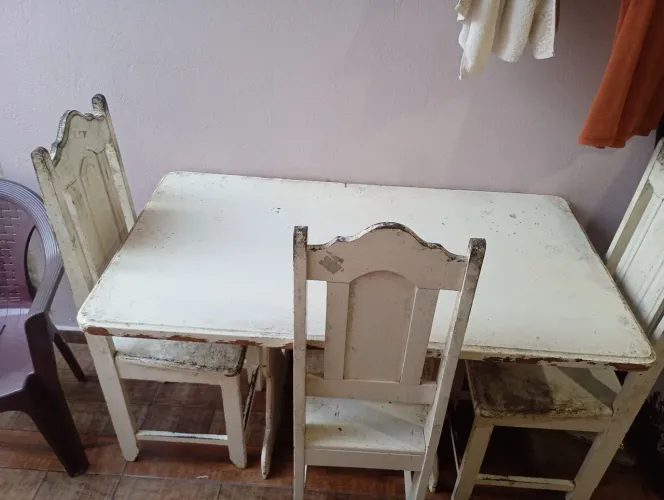 Mesa e cadeira de 4 lugares - Madeira