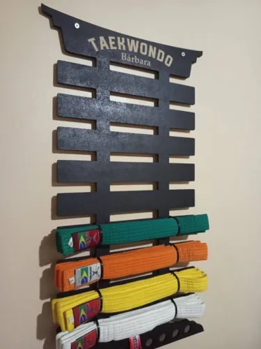 Porta Faixas Taekwondo Karatê Jiu-Jitsu Personalizado MDF