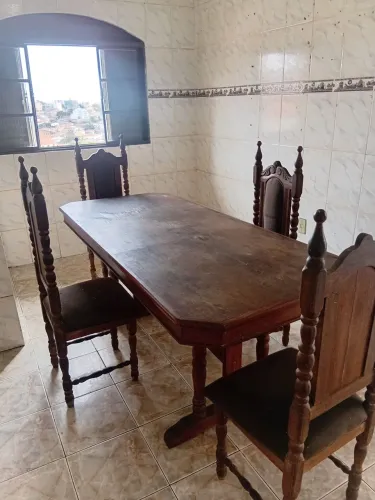Vendo uma mesa com quarto cadeiras sucupira antiga