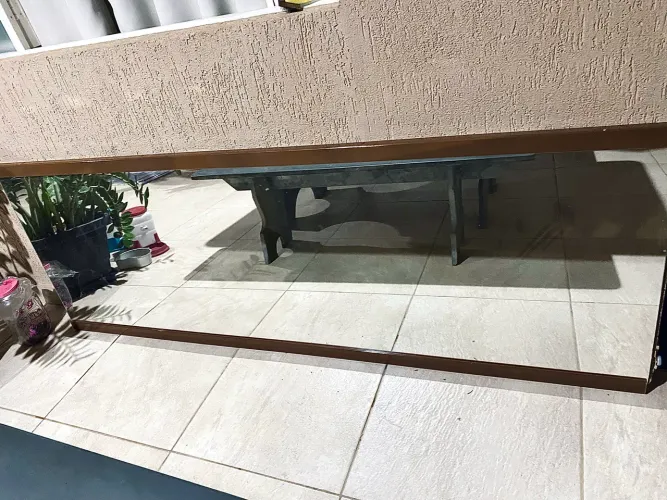 Vende-se espelho com acabamento em madeira de extrema qualidade. 