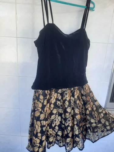 Vende-se vestido tamanho médio