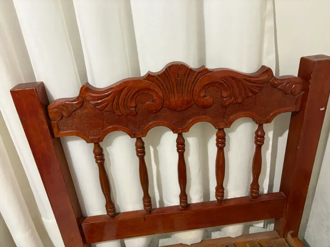 Cama de Madeira Solteiro em Ótimo Estado!