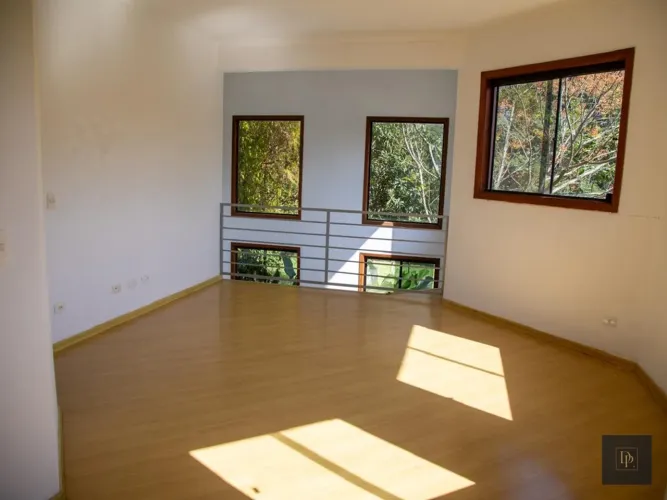 Casa de 700 m² no Esplanada do Sol com grande jardim, piscina e 4 suítes - REF: 047_DP