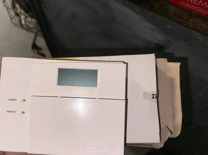 teclado de segurança com visor LCD fixo da Honeywell Home