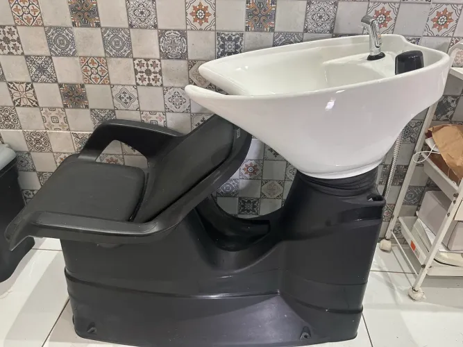 Vende se lavatório semi novo, pouco usando, Cuba de cerâmica, sem nenhuma marca de uso!