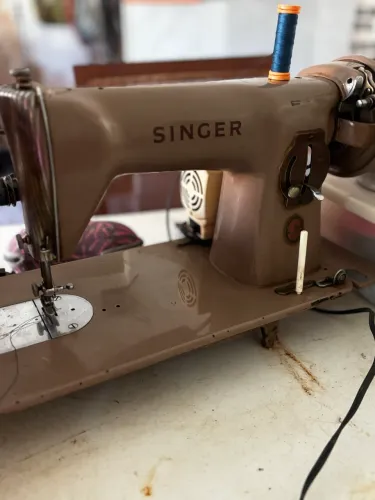 Uma máquina de costura antiga Singer Modelo 15C