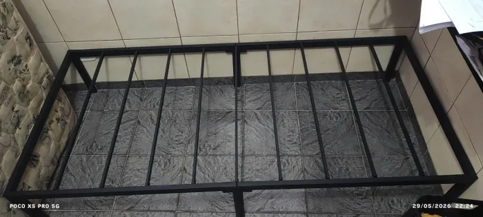 Cama de solteiro metálica