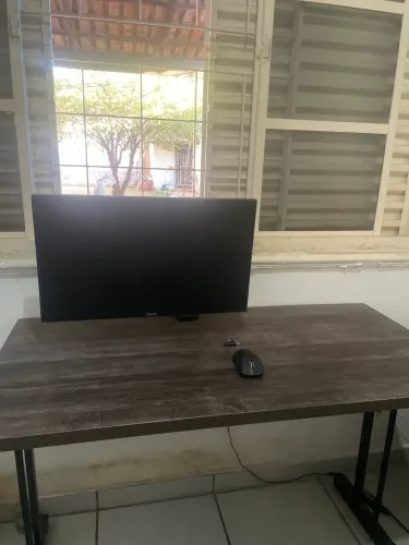 Mesa para de madeira adaptada para coloca fios de pc aberto a negociação