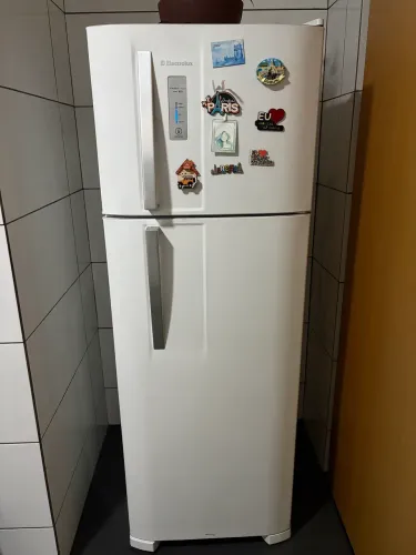 Geladeira Electrolux 320 L Painel digital