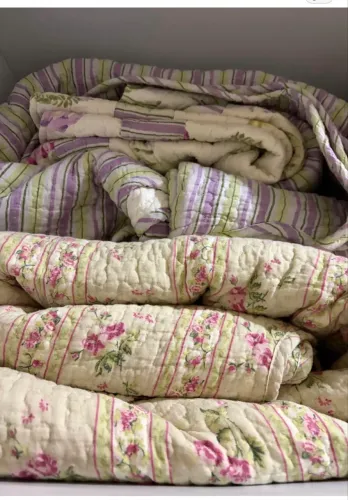 Cama e mesa e banho .
