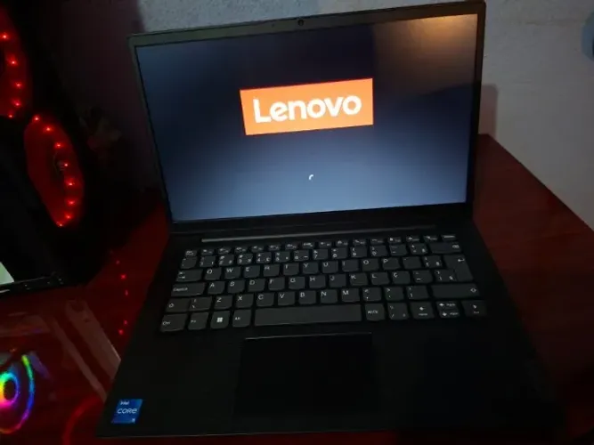 Notebook Lenovo V14 G4 (Intel i5 13ª Ger / 8GB RAM / SSD 256GB) - Perfeito Estado!