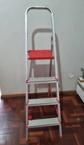 Escada em alumínio quatro degraus