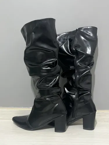 Bota preta de cano alto 
