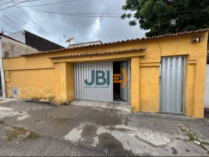 Vende-se casa ampla com 5 quartos mais 2 vagas - Monte Castelo