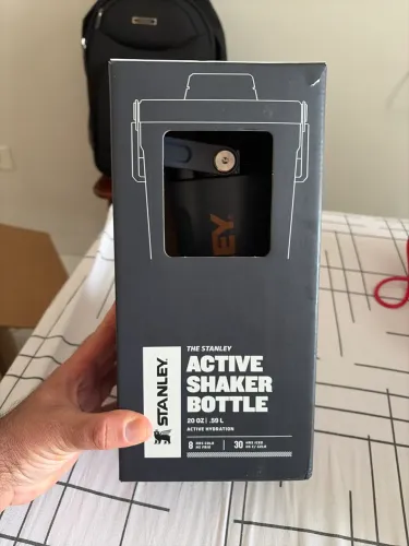 Garrafa térmica Stanley action Shaker Bottle 600 ML, nova, na caixa 