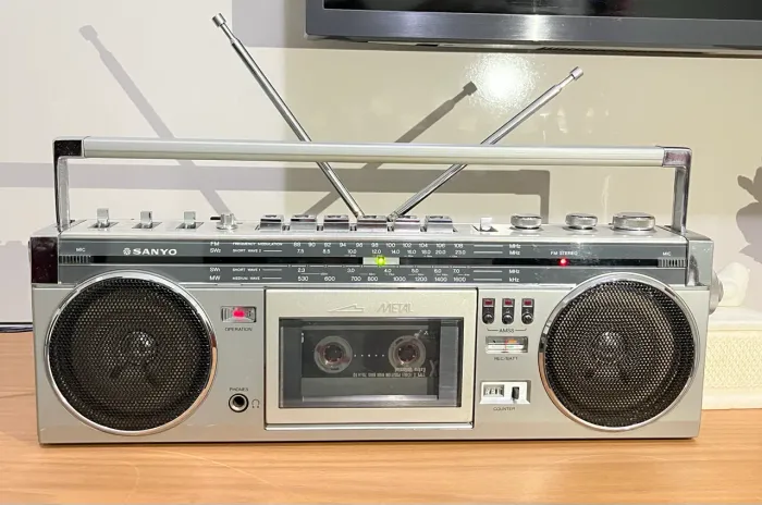 Rádio Sanyo M-7800. Está muito bonito.