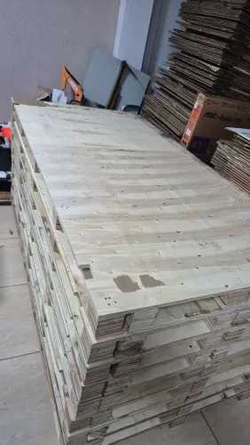 Paletes de compensado medida 2.30mt por 1.10mt, 50.00 reais cada, entrega rápida com taxa.