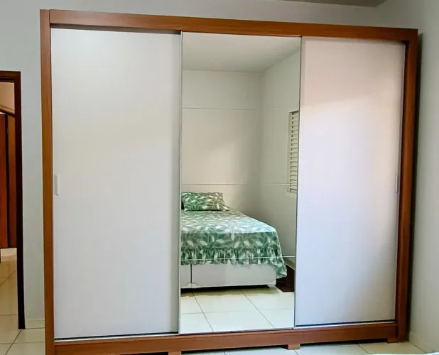 Guarda Roupa de Casal com portas de correr e espelho