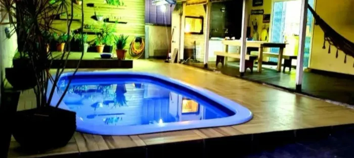 Casa Temporada Bombinhas SC com piscina e ar condicionado. Mesa de bilhar e penbolim