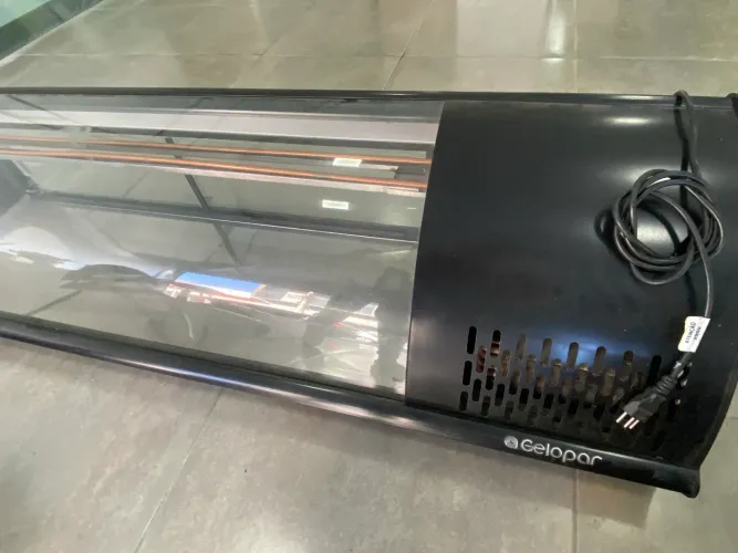 Vitrine refrigerada expositora de bolos e sushi