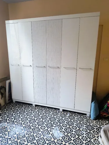 Guarda roupa 6 portas 480 , um rack 200e uma mesa colonial 800,00