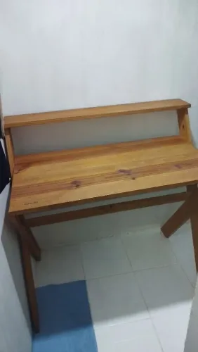 Escrivaninha de Madeira Vernizada