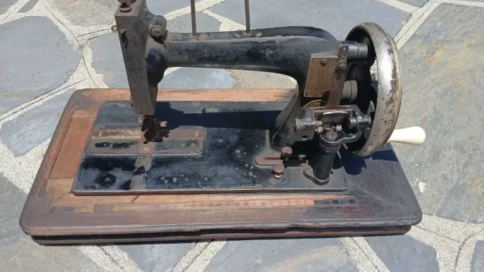 MAQUINA DE COSTURA CLEMENS MULLER, FABRICADA DESDEN,ALEMANHA, NR SÉRIE 0709, APROX 150ANOS