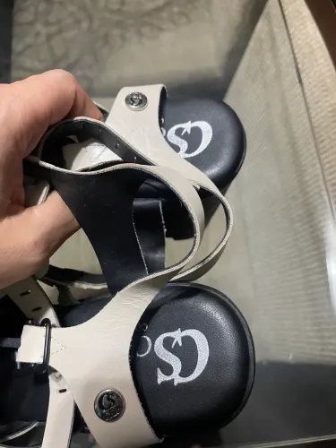 Sandália com salto tratorado