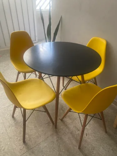 Mesa com 4 cadeiras estilo é praticidade