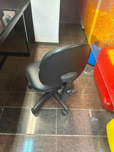 Cadeira preta com couro sintético