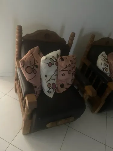 Cadeiras elegantes em madeira maciça