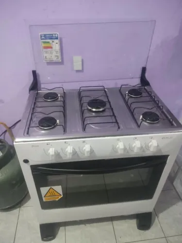 Fogão em bom estado.