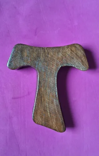 Crucifixo Tau de parede 